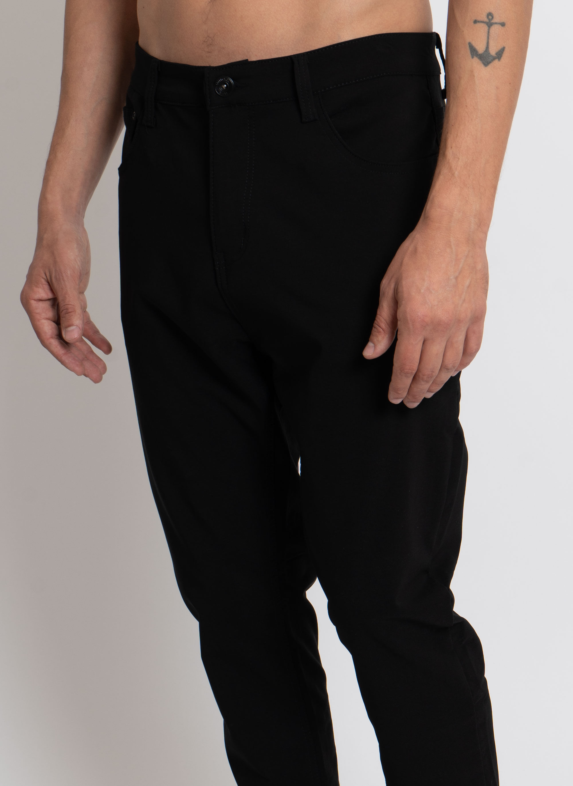 Calca-Sarja-Aleatory-Tecido-Tecnologico-5-Bolsos-Preto-Preto-38