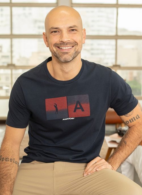 Camiseta Aleatory Estampada Cubes Marinho